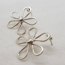 Load image into Gallery viewer, Daisy Earrings