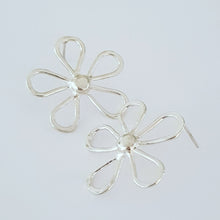 Load image into Gallery viewer, Daisy Earrings